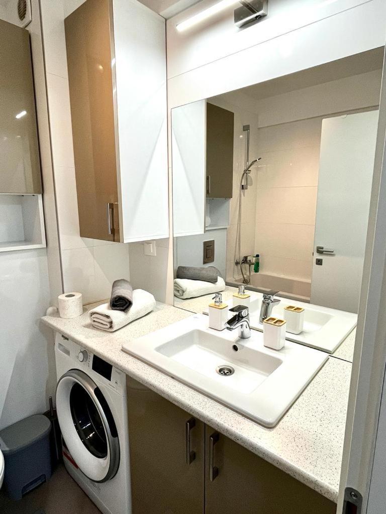 New Cozy Apartment In Otopeni Near Airport Kültér fotó